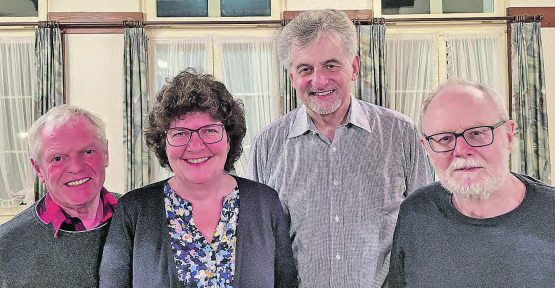Standen im Mittelpunkt (v.l.) Der neue Präsident Ruedi Baumann, Kantonalpräsidentin Monika Hollenstein, der abtretende Präsident Ernst Ritzmann und der seit 20 Jahren tätige Kreiskassier Hans Jörg Ackermann. (Bild: wr)