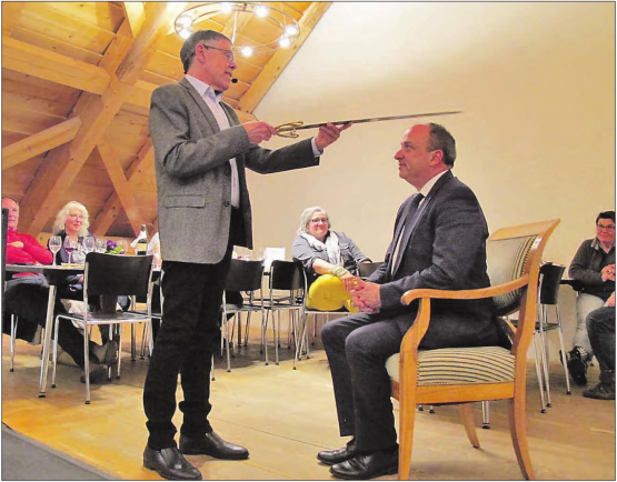 Landammann Markus Dieth wird in den Kreis der Ritter und Edelfrauen von und zu Liebegg aufgenommen. (Bilder: hzb.)
