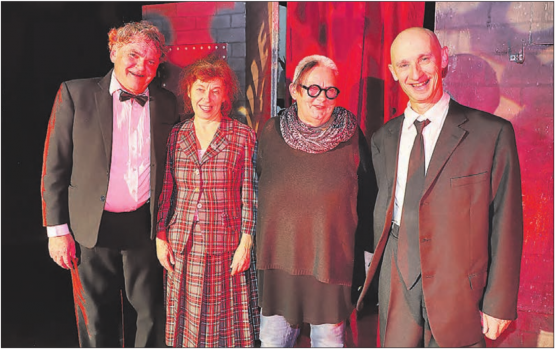 Gute Zusammenarbeit von Schule und Theater: Clo Bisaz, künstlerischer Leiter TaB, Charlotte Wittmer, Schauspielerin, Chrege Lehmann vom Theaterfunken und Thomy Truttmann, ebenfalls Schauspieler, gaben auf der prächtig beleuchteten TaB-Bühne Auskunft über das Projekt. (Bilder: Remo Conoci)