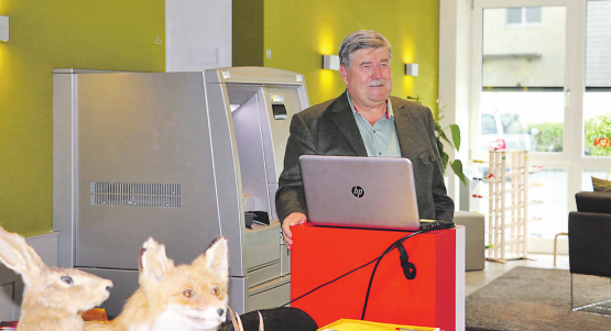 Jäger Jörg Stauffer bei der Raiffeisen Bank: «Die Jagd ist kein Hobby – sie ist Aufgabe und Verpflichtung». (Bild: zVg.)