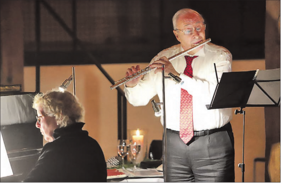 In kleinen und feinen Rahmen kamen die Besucher der Schloss-Schüür in den Genuss eines Konzerts mit Regula Grehn und Hugo Immoos. (Bilder: Remo Conoci)