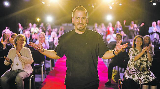 Ertul Topuzoglu: Der in Lenzburg wohnhafte Reinacher war einer der 80 Speaker des Weltrekord-Slams im deutschen Mastershausen. (Bild: zVg.)