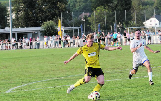 Der FC Gränichen – hier mit Torschütze Gian Reto Bleuel – kam gegen Lenzburg unter die Räder. (Archivbild: Roland Jaus)