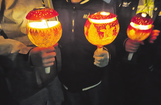 Wunderbare, vergängliche Kunstwerke − der Aufwand für die Herstellung der Räbeliechtli hat sich gelohnt. (Text und Bilder: Klasse 56a)