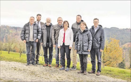 Nahmen vor Ort einen Augenschein vom geplanten Windenergie-Projektauf dem Stierenberg (v.l.): Urs Brücker (KR GLP), Andreas Bärtschi (Kantonsrat FDP), Markus Bucher (Kantonsrat Die Mitte), Roland und Priska Wismer (Initianten Windpark Stierenberg), Thomas Meier (Kantonsrat FDP), Priska Lorenz (Vorstand NELU) und Raymond Studer (Präsident NELU). (Bild: zVg.)