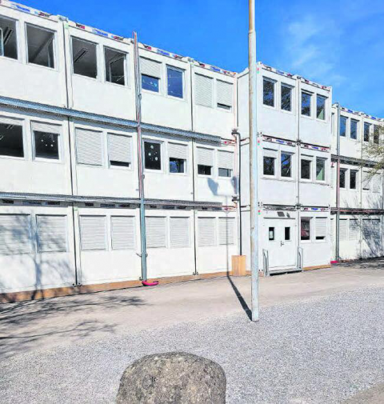 Das ist die Container-Anlage, die heute noch in Dübendorf, in einem Jahr aber in Menziken stehen soll. Zwischen Wyna, Friedhof und Fussballfeld dient sie als Zwischenlösung für das Schulraumproblem. (Bild: zVg.)