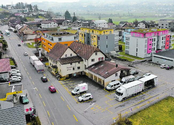 Es geht um des Areal im Vordergrund: Mit dem Kauf dieser Liegenschaft können mittelfristig einige Raumprobleme gelöst werden. (Bild: zVg.)