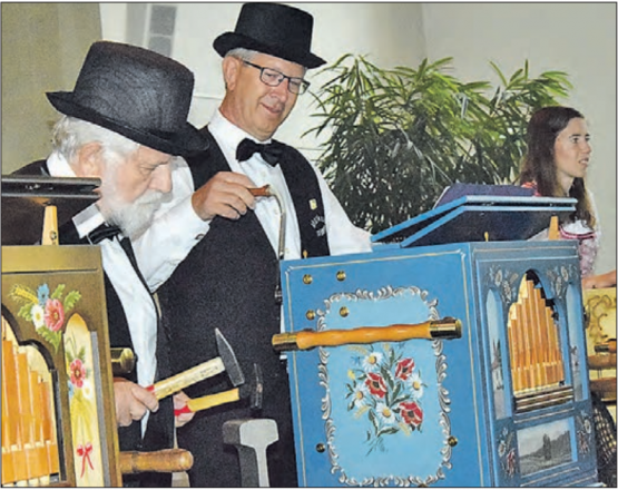 Sie überraschten mit ihrer Zugabe: Markus Bölsterli und Hansulrich Lehmann spielten die Amboss-Polka. Im Hintergrund Mirjam Schumacher. (Bilder: st.)