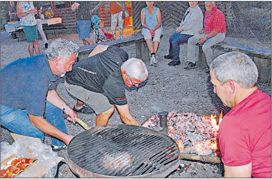 Waldhaushock des Langlaufvereins Kalthof-Wiliberg: Die Fleischspiesschen warten auf den Grill gelegt zu werden. (Bild: aw.)