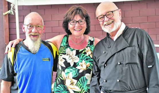 Drei zufriedene Helfer der Sportschützen Teufenthal: Spitzenschütze Dieter Müller (links), Schützenhauswirtin Margrit Haltiner und Vereinspräsident Toni Meier. (Bild: wr)