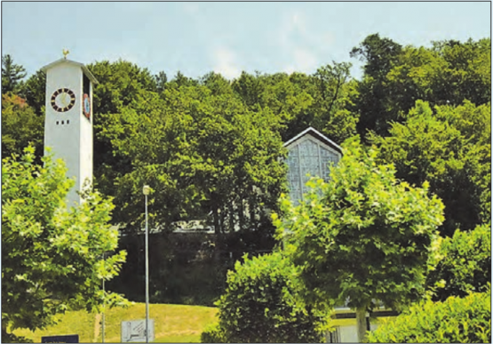 Kann bald ihr 60-Jahr-Jubiläum feiern: Die Müheler Kirche ist das Wahrzeichen der Gemeinde, modern und zeitgemäss – ein wahres Bijou. (Bild: st.)