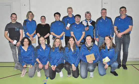 Die für langjährige Leitertätigkeit oder Ausführung eines Amtes Geehrten: Oben v.l. Fabian Müller, Vreni Wasser, Marion Schneider, Loris Hell, Andrin Döbeli, Julian Hell, Kevin Berner, Urs Walti, Peter Steiner. Unten v.l.: Nicole Hell, Anna Gubler, Nicole Suter, Nadine Beer, Alexandra Berner, Denise Marti. (Bild: zVg.)