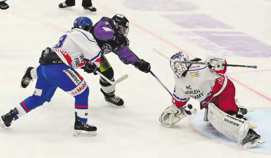 Reinach-Stürmer Rico Troxler scheitert bei seinem Abschlussversuch an Wohlens Torhüter Maurits de Jongh und Verteidiger Noel Burket. (Bild: Otto Lüscher)