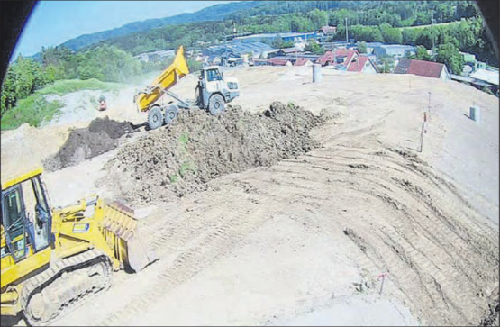 Erdbewegungen: Noch immer wird das ehemalige Gebiet der SMDK aufgefüllt, wie auf dem Bild der Webcam vom 11. Mai 2022 zu erkennen ist (Bild: zVg.)