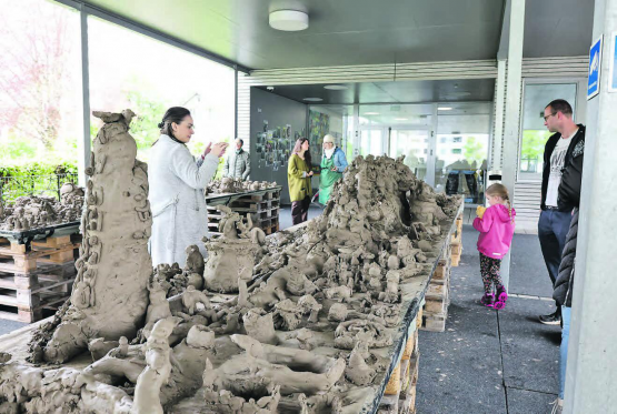 Kunstprojekt der Kunsttage: Die Kreisschule Reinach-Leimbach zeigte vergangene Woche ein beeindruckendes Gebilde aus Höhlen, Tieren und Fabelwesen. (Bild: dr.)