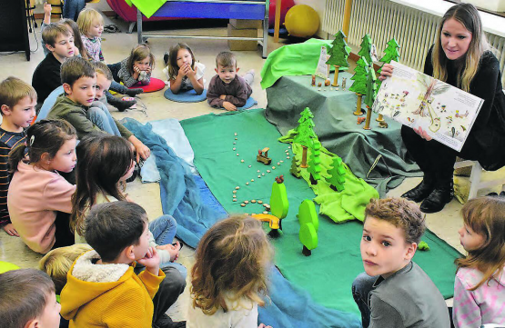 Gespannte und leuchtende Kinderaugen: Corinne Huwiler las in der Bibliothek Birrwil aus dem druckfrischen Bilderbuch. (Bilder: hg.)