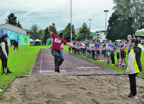 Wer springt am weitesten? Am Sporttag geben die Kinder alles. (Bild: zVg.)
