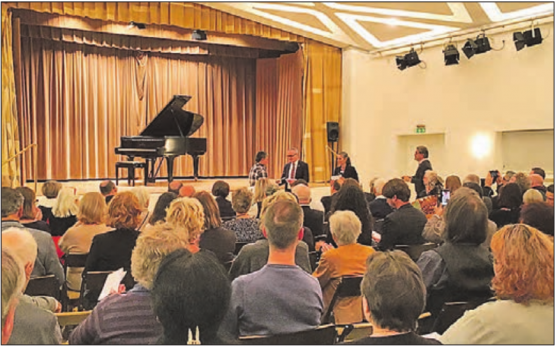 Prix Winkelried: Der Schweizer Botschafter Christian Schoenenberger in Stockholm zeichnet Ricardo Donoso (links) für sein uneigennütziges kulturelles Schaffen aus. (Bilder: zVg.)