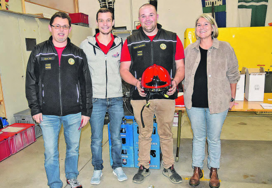 Zum Jahreswechsel Kommandostelle neu besetzt: Kommandant Mario Bär übergibt den roten Kommandantenhelm seinem Nachfolger Marco Schneiter, als Vizekommandant rückt Joel Hauri (Chef Elektroabteilung) nach, rechts Gemeinderätin Jeannine Graber. (Bild: aw.)