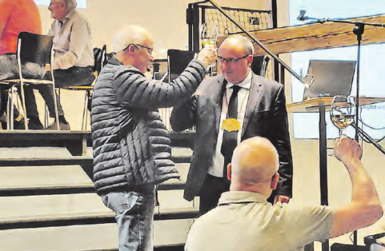 Vereinspräsident Peter Frey (links) und Ritter Markus Dieth stossen an auf eine weiterhin erfreuliche Zusammenarbeit. (Bilder: Roland Marti)