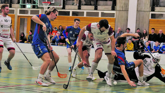Das hart umkämpfte Spiel zwischen dem UHC Lok Reinach und dem UHC Sarganserland endete im Penaltyschiessen und mit einer Niederlage für die Heimmannschaft. (Bilder: Roland Jaus)