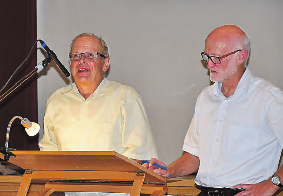 Ein arbeitsreicher Abend für Gemeinderat Peter Weber (li.): Er hatte gleich mehrere, im Zusammenhang mit dem Kreisel stehende Projekte zu erläutern. (Bild: Te.)