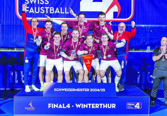 Das Männer-Team des STV Oberentfelden jubelt nach 2014, 2016 und 2022 über den vierten Hallen-Schweizermeistertitel. (Bild: fba/Swiss Faustball)