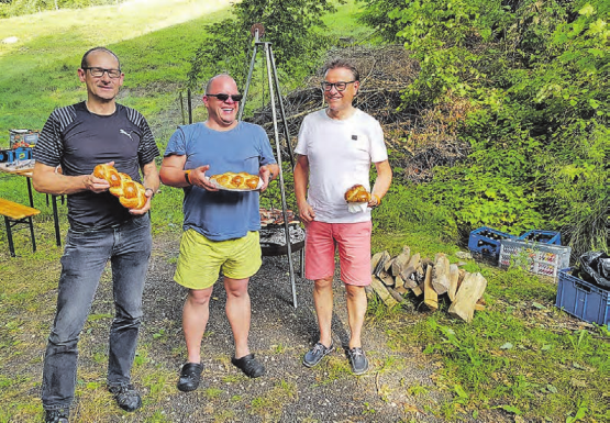 Die drei glücklichen Gewinner der feinen Zöpfe. Es gab zwar auch Sieger, doch die Preise wurden unter allen Teilnehmern ausgelost. (Bild: zVg.)
