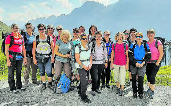 Das Panorama und die schöne Bergwelt genossen: Der Frauenturnverein Zetzwil auf seiner Vereinsreise im Berner Oberland. (Bild: zVg.)