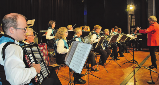 Fest im Griff: Die Dirigentin, Susanne Bucher, führt den Handharmonika-Club Staffelbach mit sicherer Hand. (Bilder: st.)
