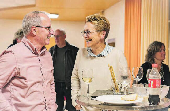 Geselliger Teil zum Anschluss: Jules Giger, Präsident Impuls Zusammenleben im Gespräch mit seiner Vorstandskollegin Yvonne Zsidi. (Bilder: dr.)