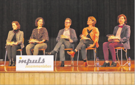 Die Podiumsteilnehmer: (v.li.) Luljeta Krasniqi, Susanne Wasserfallen, Stefan Thöni, Christine Zollinger und Verena Brändli beantworten Fragen von Jacqueline Seiler (nicht auf dem Foto). (Bild: moha.)