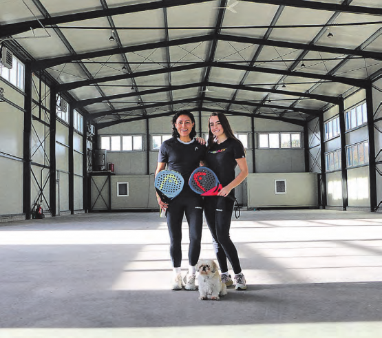 Durch die beiden Gründerinnen Nadia Acuña und Alex Alegre wird in Reinach bald eine Padelhalle eröffnet, die nicht nur sportliche Aktivität, sondern auch garantiert gute Laune und jede Menge Spass verspricht. (Bild: Janine Flückiger)