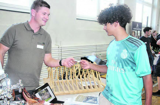 Ein erster Schritt ist geschafft. 24 Lehrbetriebe gaben nicht nur symbolisch ihre Visitenkarte ab.