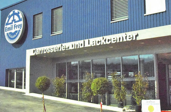 Dem Gesamtbild der Emil Frey-Werkstätten angepasst: Das neue Carrosserieund Lackcenter steht seit der letzten Märzwoche in Betrieb. (Bilder: st.)