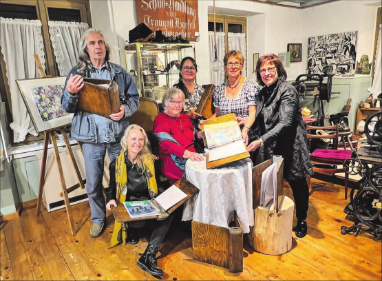 Die Märlibücher wurden an diesem Abend offiziell dem Weberei- und Heimatmuseum übergeben. (Bild: zVg.)