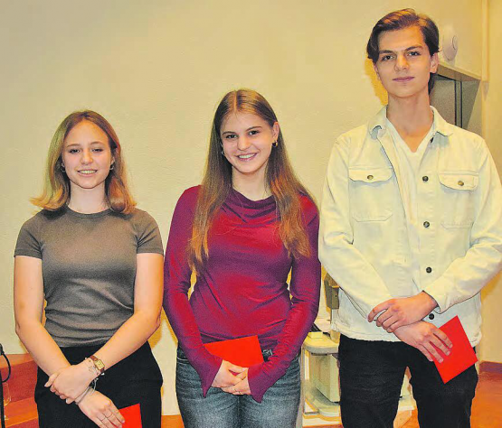 Die Klassenbesten der Abschlussklassen (v.l.): Mei Baumann, Julia Bekier und Dario Kuster. Ihre nächsten Schritte führen vorerst an die Kantonsschulen, um später in ein Studium einzusteigen. Es fehlt Rachel Zielfeld. (Bilder: st.)