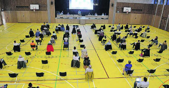 Grosse Halle, kleines Interesse: An der Einwohnergemeindeversammlung waren keine öffentlich wirksamen Themen traktandiert. (Bild: Kaspar Flückiger)