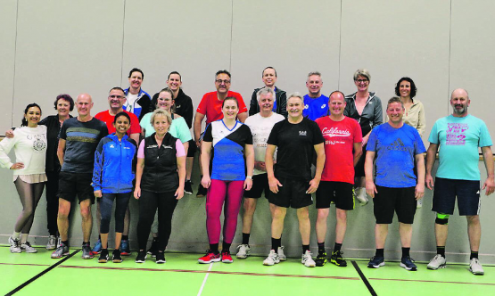 Zurzeit trainieren die Männergruppe und die Ladys35+ zusammen für das Eidgenössische Turnfest, welches im Juni in Lausanne stattfindet. Eine willkommene Abwechslung findet die Trainerin Heidi Lüscher. (Bilder: jaf.)