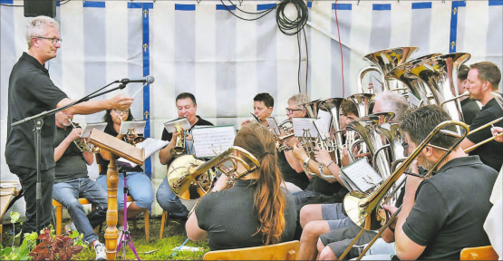 Platzkonzert am Sonntagmorgen: Die Musikgesellschaft Pfeffkon unter der Leitung von Herbert Waser am Waldfest bei der Waldhütte Knabenrüti. (Bilder: mars.)