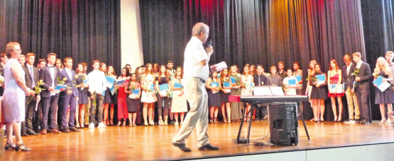 Am Ende der obligatorischen Schulzeit: Die austretenden Schülerinnen und Schüler durften ihre Zeugnisse entgegen nehmen. (Bild: zVg.)