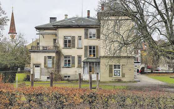 Es dauert noch, bis die «Villa Clara» saniert wird. Die Kreditgenehmigung ist zwar rechtskräftig, das 140 Jahre alte Gebäude soll aber zuerst unter Denkmalschutz gestellt werden. (Bild: rc.)