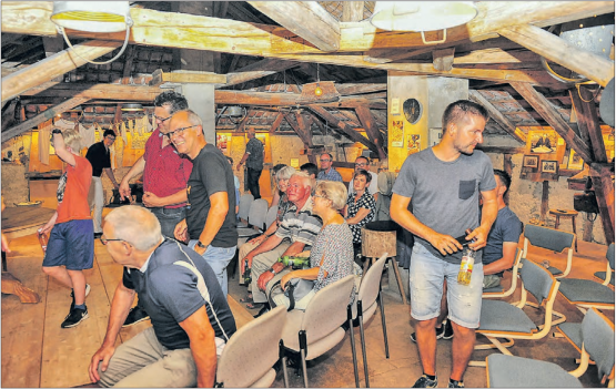 Geschichte in historischen Räumen: Auf dem Estrichboden des Beck-Bertschi-Hauses wird die Dürrenäscher Vergangenheit lebendig. (Bilder: msu.)