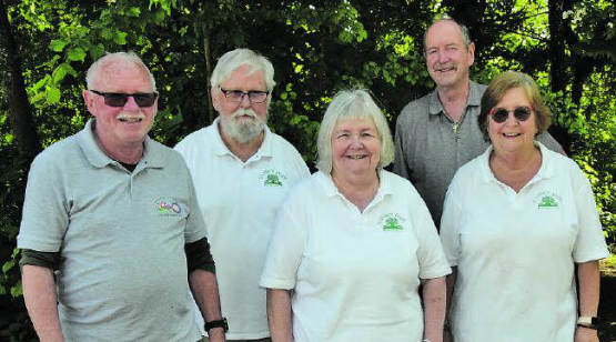 Ein Gruppenbild zum Abschluss: Nach getaner Arbeit fanden sich die Hauptorganisatoren noch einmal etwas wehmütig zusammen, (v.l.) Werner Gloor, Rolf Senn, Madeleine Senn, Rolf Roth und Daisy Gloor. (Bild: st.)