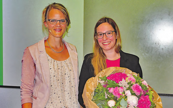 Eine Laudatio auf die scheidende Leiterin Finanzen gehalten: Gemeindeammann Katrin Burgherr-Burgherr (li.) würdigte die Verdienste von Janine Rupp, die Ende September die Gemeinde Reitnau verlässt. (Bild: aw.)