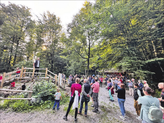 Vizeammann und Waldchef Peter Hochuli begrüsste die interessierte Gästeschar. (Bilder: Petra Hauri)