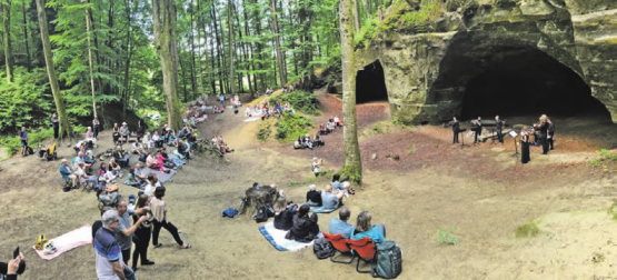 Sitzplatz mit Rundumsicht und schöner Musik: Das hügelige Gelände erweist sich als ideal für spielende Kinder, Eltern die es etwas ruhiger nehmen wollen und Ausflügler, denen die Feuerstelle gelegen kommt.