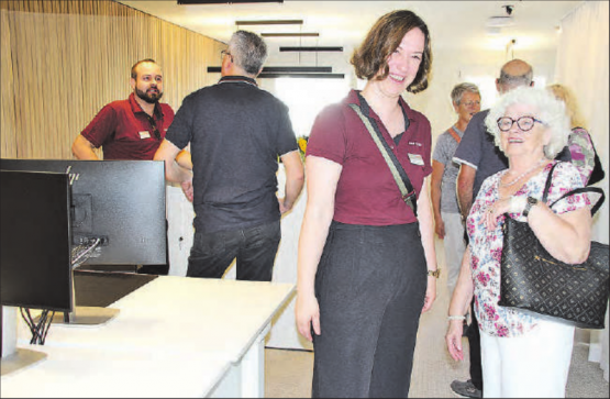 Raiffeisen-Projektleiterin Regula Lüthi freut sich mit der Kundschaft über den gelungenen Umbau der Geschäftsstelle Unterkulm. (Bilder: rms.)