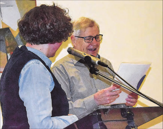 Ins Schwarze getroffen: Die kleine Aufmerksamkeit von Pfarrerin Dörte Gebhard gegenüber dem Referenten findet Wohlgefallen. (Bild: st.)