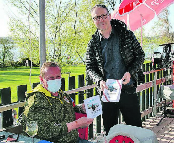 Abschied nach 22 Jahren als Betriebsleiter des Arbeiterstrandbades Tennwil: Stiftungsratspräsident Jürg Lienhard übergibt dem glücklichen Dani Leuenberger die «Rückblicks-Broschüre». (Bilder: zVg.)